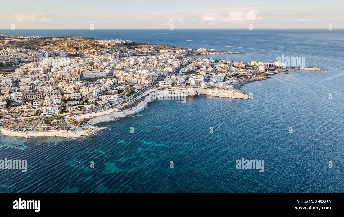 Drohnenaufnahme des Dorfes Marsaskala in Malta Stockfoto
