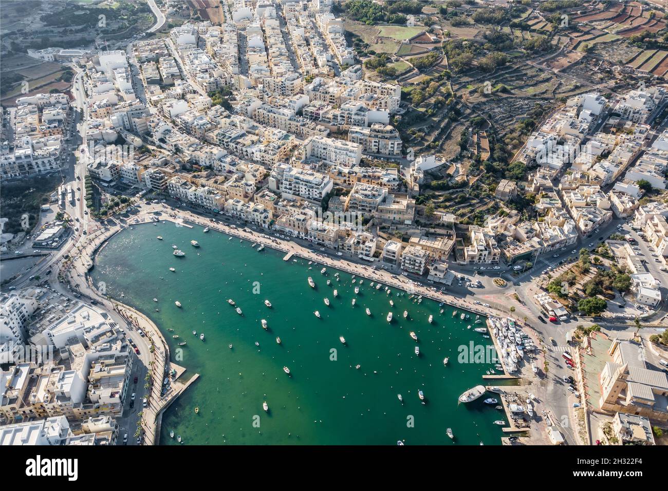 Drohnenaufnahme des Dorfes Marsaskala in Malta Stockfoto