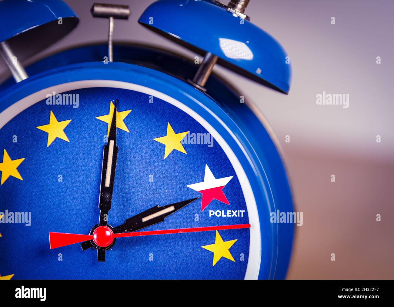 Retro-Wecker mit EU-Wecker, der den Konflikt mit Polen und Polexit darstellt Stockfoto