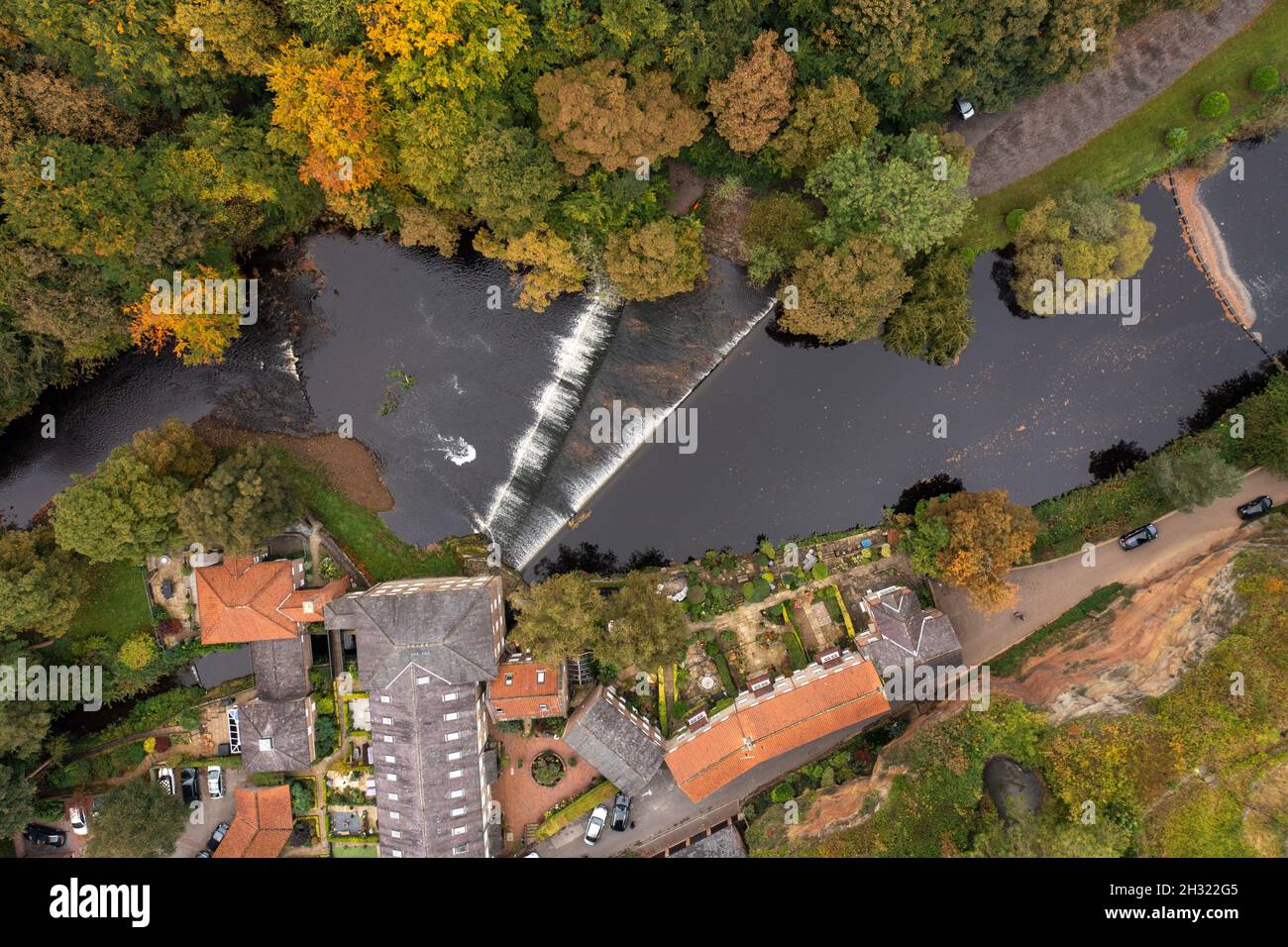 Luftaufnahme von oben nach unten Drohne Foto des schönen Dorfes Knaresborough in North Yorkshire im Winter zeigt den Fluss Nidd, der zwei kleine hat Stockfoto