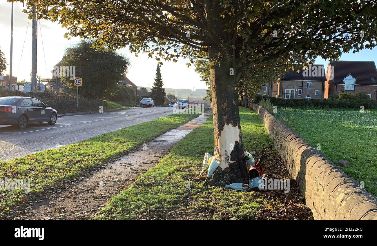 Die Szene in Rotherham, in der drei Teenager bei einem Autounfall ums Leben kamen, nachdem ein Fahrzeug von der Straße kam und auf einen Baum traf. Bilddatum: Montag, 25. Oktober 2021. Stockfoto