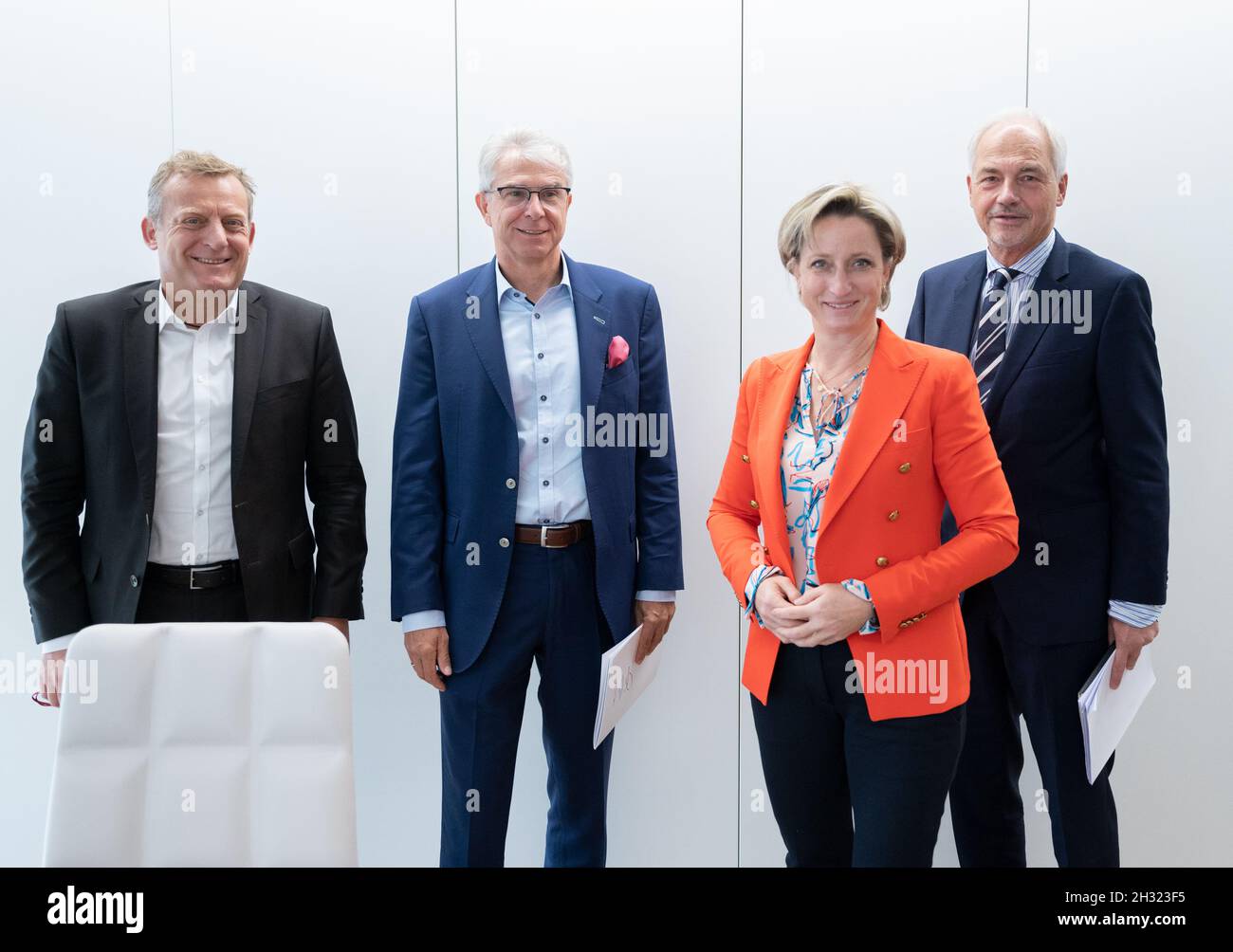 stuttgart-deutschland-oktober-2021-roman-zitzelsberger-l-r