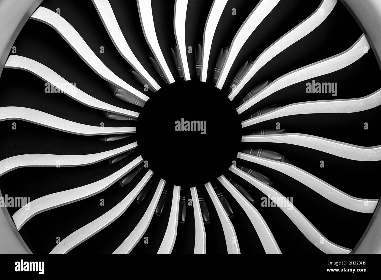 Turbinenschaufeln von Flugzeugtriebwerken, Vorderansicht isoliert aus nächster Nähe. Luftfahrtindustrie Stockfoto