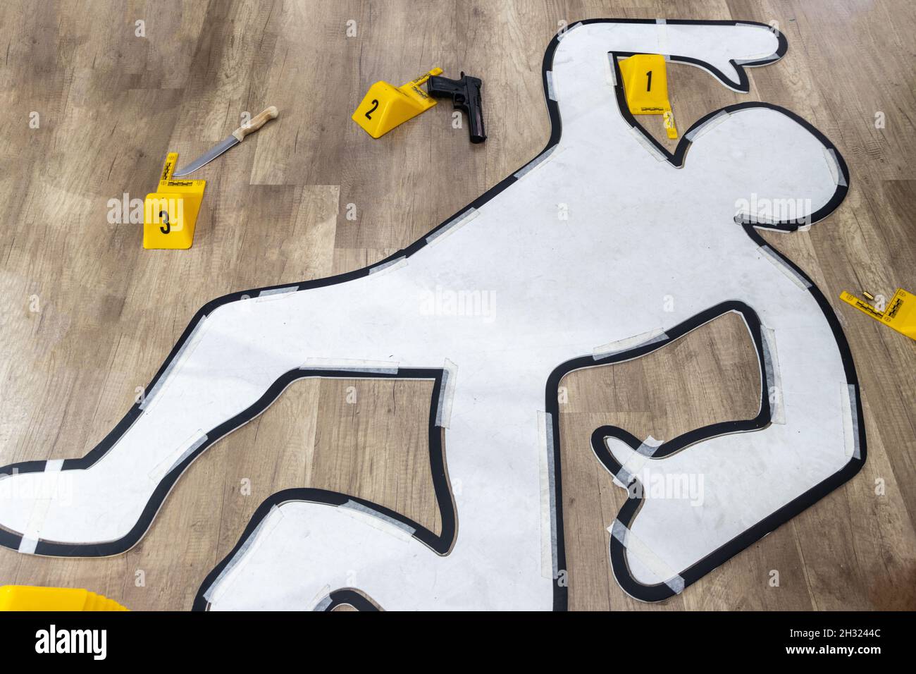 Tatortuntersuchung mit flachem Symbol mit Polizeiband. Weiße Umrisse der Opferpistole und des Messers, die am Tatort mit einer Zahl von Beweismarkierungen gekennzeichnet sind Stockfoto