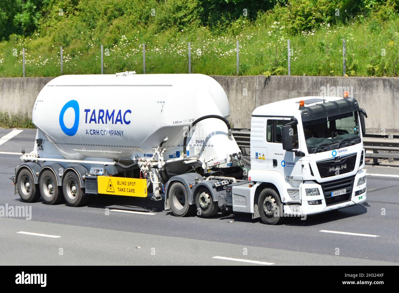 Seiten- & Vorderansicht weißer LKW-LKW-LKW-LKW-LKW-LKW-LKW von Tarmac und Schüttgut-Zement-Pulverentanker ein Baustoffgeschäft von CRH plc auf der britischen Autobahn Stockfoto