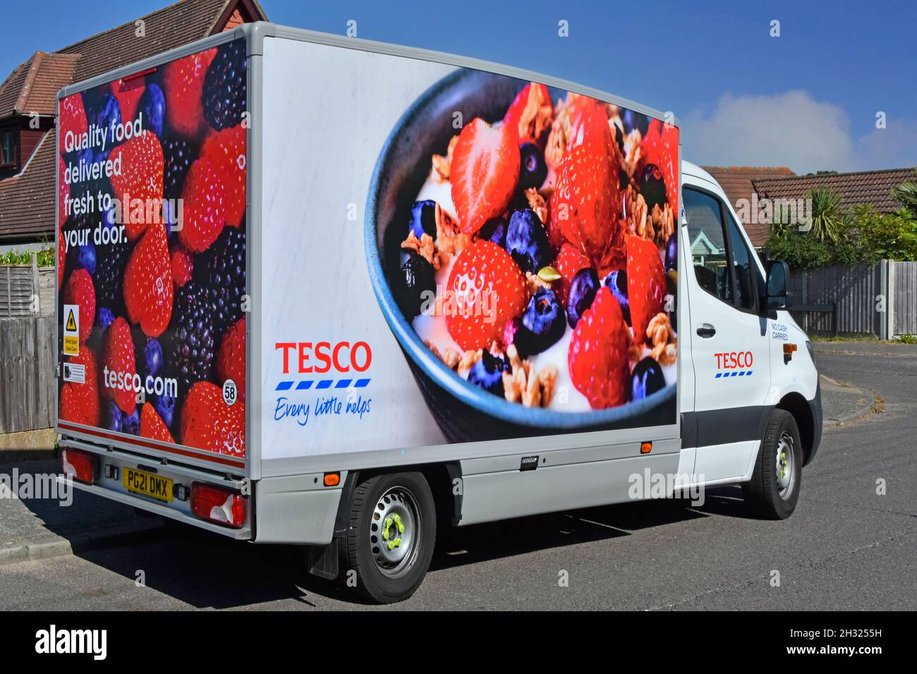 Geparkt neben und hinter Tesco Supermarkt Mercedes Transport van eine Lebensmittelversorgungskette Einzelhandel Geschäft nach Hause Lieferung von Online-Lebensmitteleinkauf Großbritannien Stockfoto