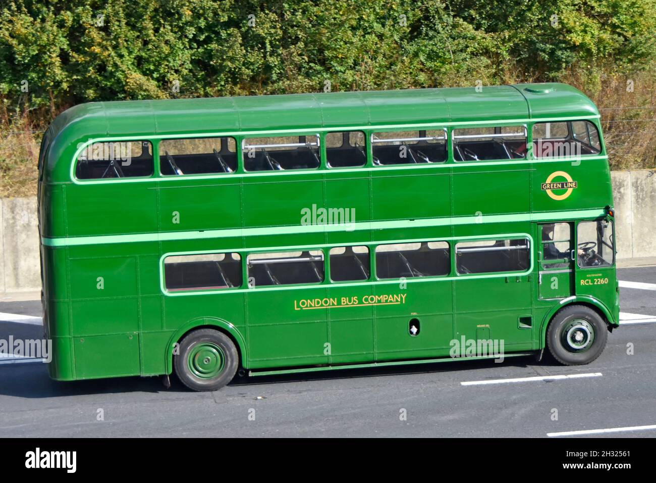 Fahrer in der Seitenansicht restaurierte, grün erhaltene RCL-Busversion des AEC Routemaster Greenline London Bus Company mit Doppeldecker auf der britischen Autobahn Stockfoto