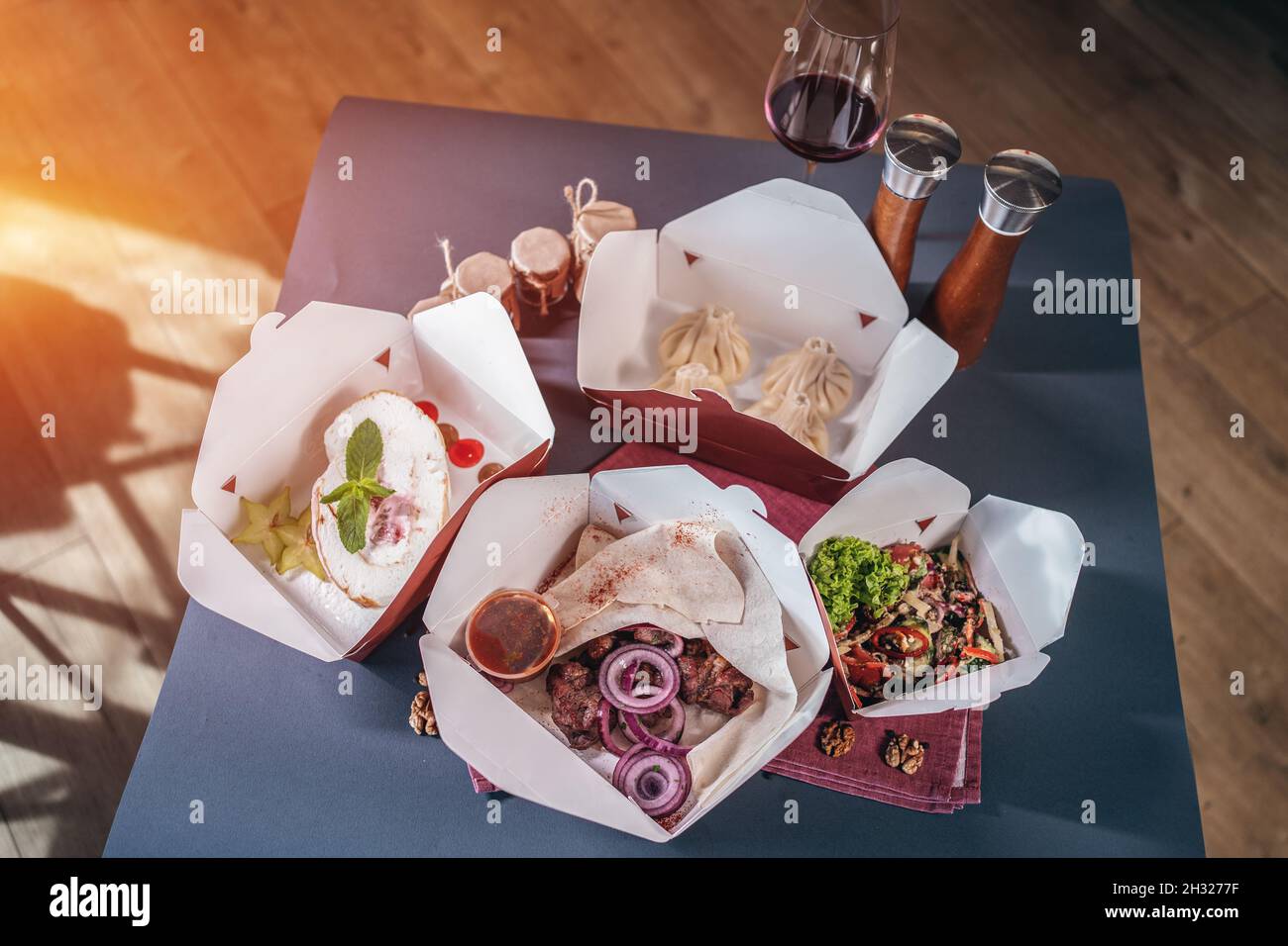 Lebensmittelzustellung oder Pappkartons zum Mitnehmen mit Salat, Fleisch, Knödel oder Dessert Stockfoto
