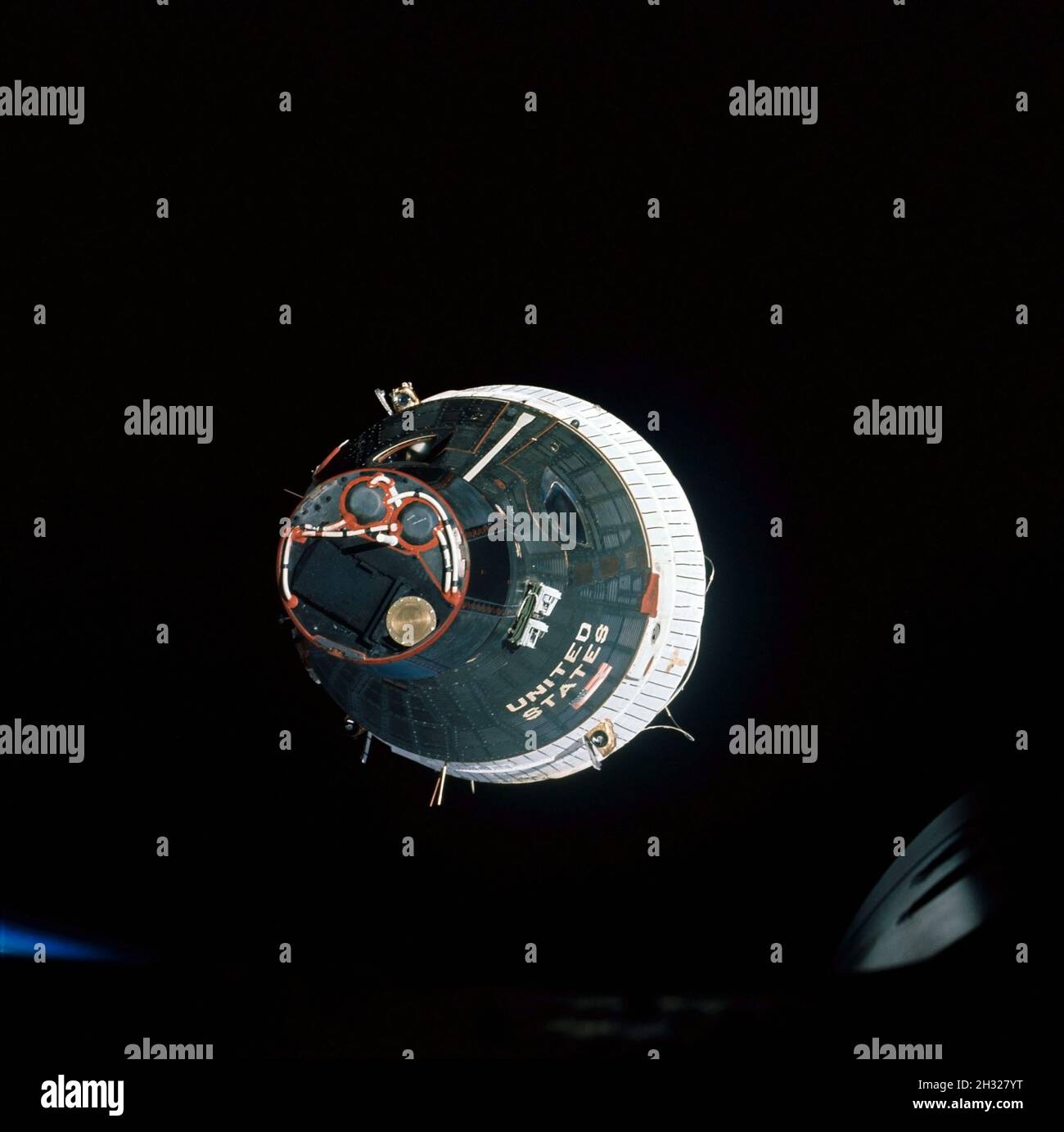 (15. Dezember 1965) --- die Gemini-7-Sonde der Nationalen Luftfahrt- und Raumfahrtbehörde (NASA), die von der Gemini-6-Sonde während ihrer Rendezvous-Mission im All aus gesehen wurde. Die beiden Raumfahrzeuge sind etwa 43 Meter voneinander entfernt. Dieses Bild wurde mit einer modifizierten 70-mm-Hasselblad-Kamera mit Eastman Kodak, Ektachrome (S.O. 217) Farbfilm. Stockfoto