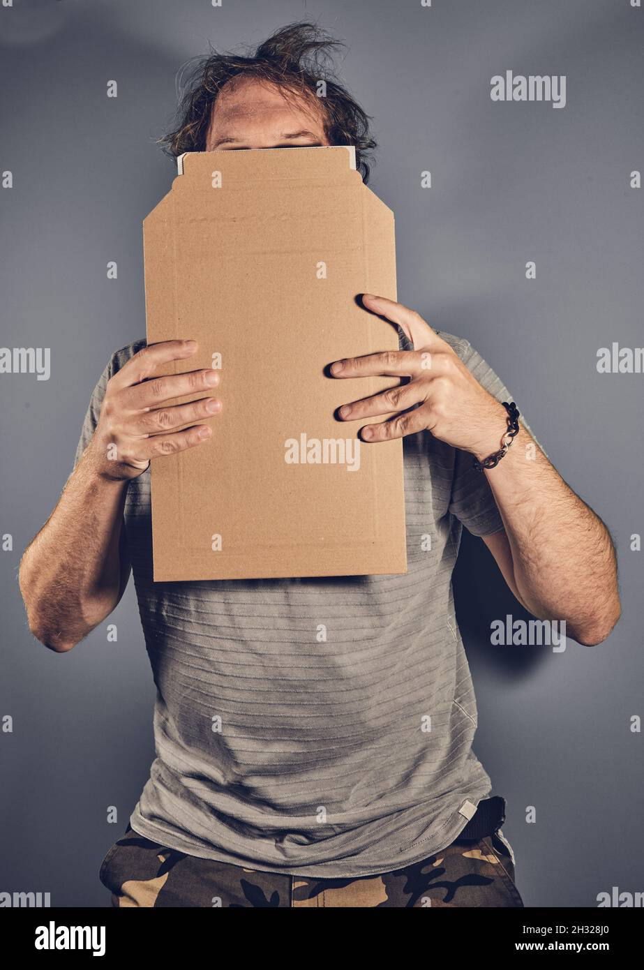 Mann mit Schild vor dem Kopf Stockfoto