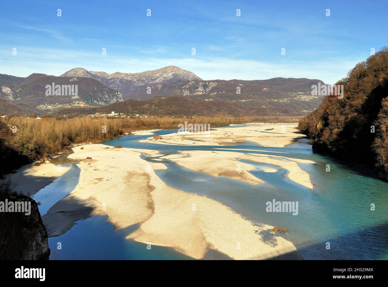 Friaul Julisch Venetien, Italien. Landschaft des Flusses Tagliamento von der Brücke von Pinzano. Der Tagliamento gilt als der letzte morphologisch intakte Fluss in den Alpen. Sein Verlauf wurde durch menschliches Eingreifen nicht verändert. Der Tagliamento ist der letzte wilde Fluss in Europa. Stockfoto