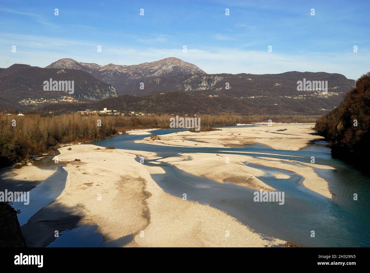 Friaul Julisch Venetien, Italien. Landschaft des Flusses Tagliamento von der Brücke von Pinzano. Der Tagliamento gilt als der letzte morphologisch intakte Fluss in den Alpen. Sein Verlauf wurde durch menschliches Eingreifen nicht verändert. Der Tagliamento ist der letzte wilde Fluss in Europa. Stockfoto