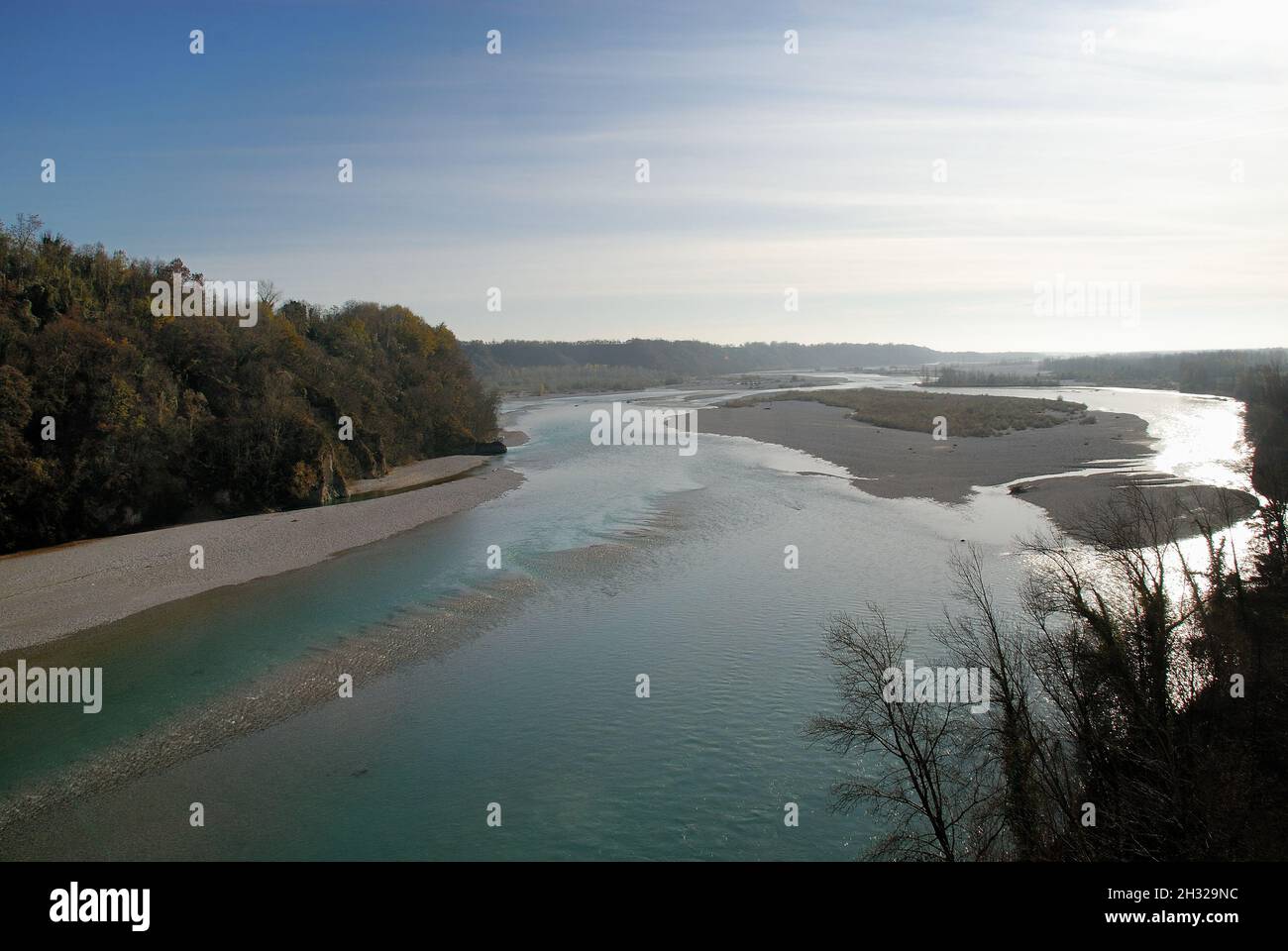 Friaul Julisch Venetien, Italien. Landschaft des Flusses Tagliamento von der Brücke von Pinzano. Der Tagliamento gilt als der letzte morphologisch intakte Fluss in den Alpen. Sein Verlauf wurde durch menschliches Eingreifen nicht verändert. Der Tagliamento ist der letzte wilde Fluss in Europa. Stockfoto
