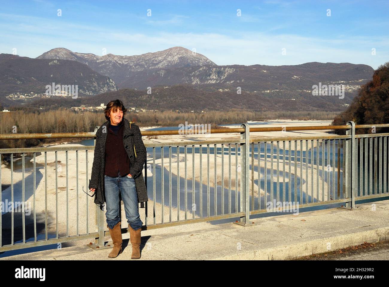 Friaul Julisch Venetien, Italien. Landschaft des Flusses Tagliamento von der Brücke von Pinzano. Der Tagliamento gilt als der letzte morphologisch intakte Fluss in den Alpen. Sein Verlauf wurde durch menschliches Eingreifen nicht verändert. Der Tagliamento ist der letzte wilde Fluss in Europa. Stockfoto