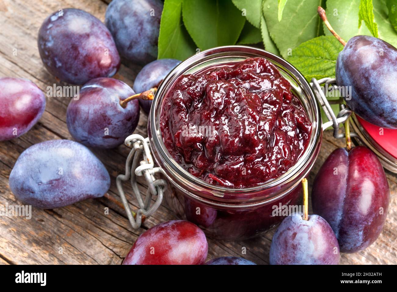 Hausgemachte Marmelade aus gesunden lokalen Bio-Pflaumen auf dem Tisch Stockfoto