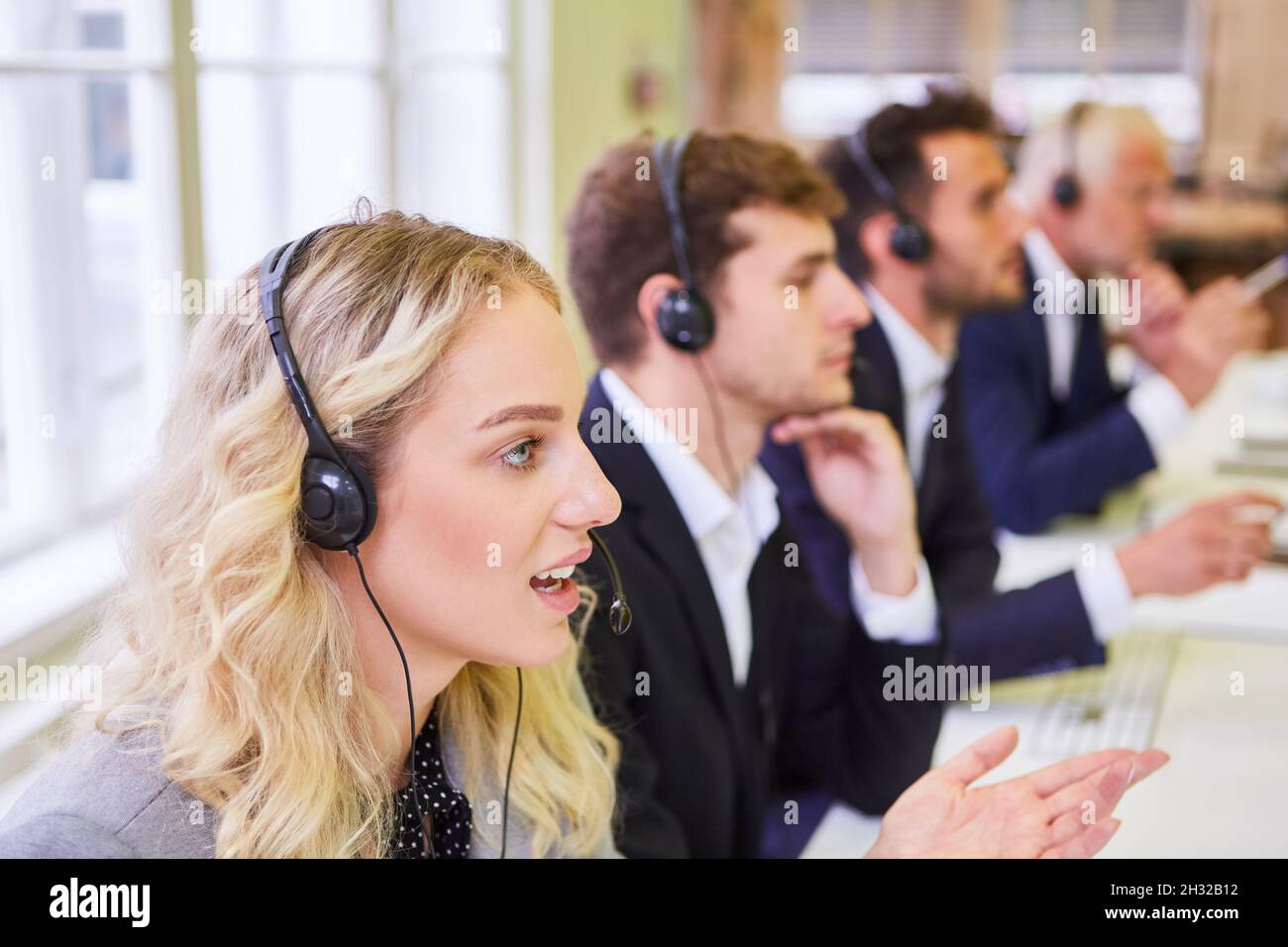 Gruppe von Geschäftsleuten oder Studenten in einem Schulungskurs für die Call Center-Hotline Stockfoto