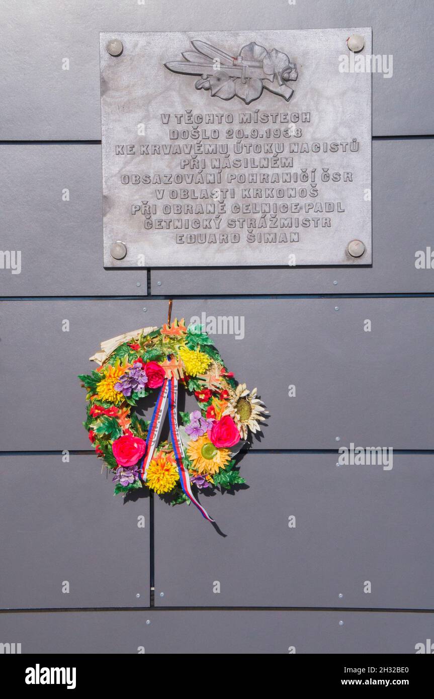 Die Gedenktafel am Sitz der Stadtverwaltung Mala Upa, Region Hradec Kralove, Tschechische Republik, am 3. März 2018. (CTK Photo/Libor Sojka) Stockfoto