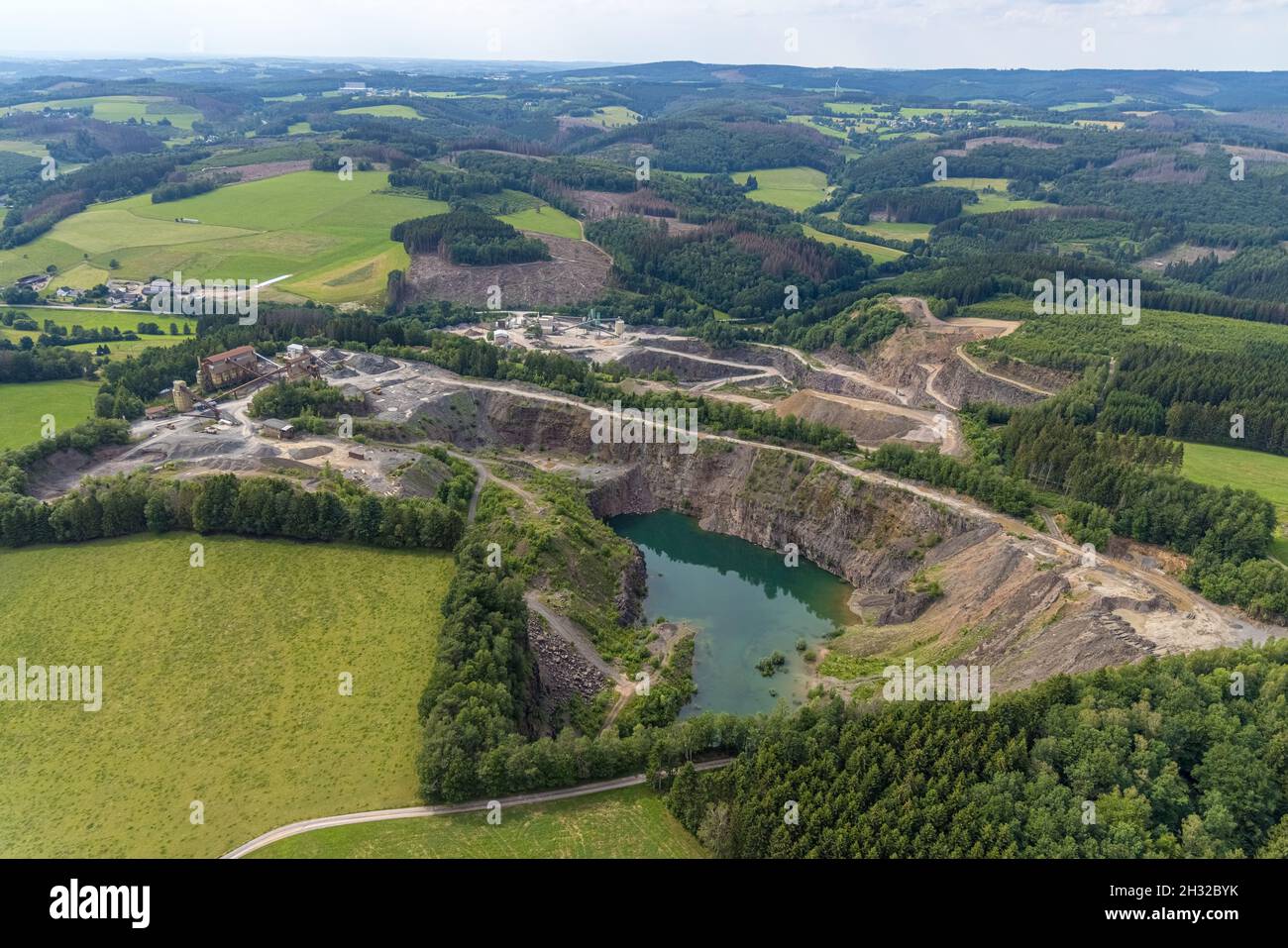 Luftaufnahme, Robert Schulte Steinbruch und Basalt AG Steinbruch in Scheda, Drolshagen, Sauerland, Nordrhein-Westfalen, Deutschland, DE, Europa, Luftbildfotografie Stockfoto