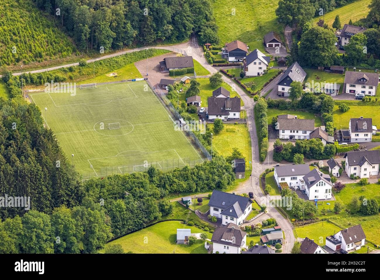 Luftaufnahme, Sportplatz in Schreibershof, Drolshagen, Sauerland, Nordrhein-Westfalen, Deutschland, DE, Europa, Fußballplatz, Grundsteuer, hügelige la Stockfoto