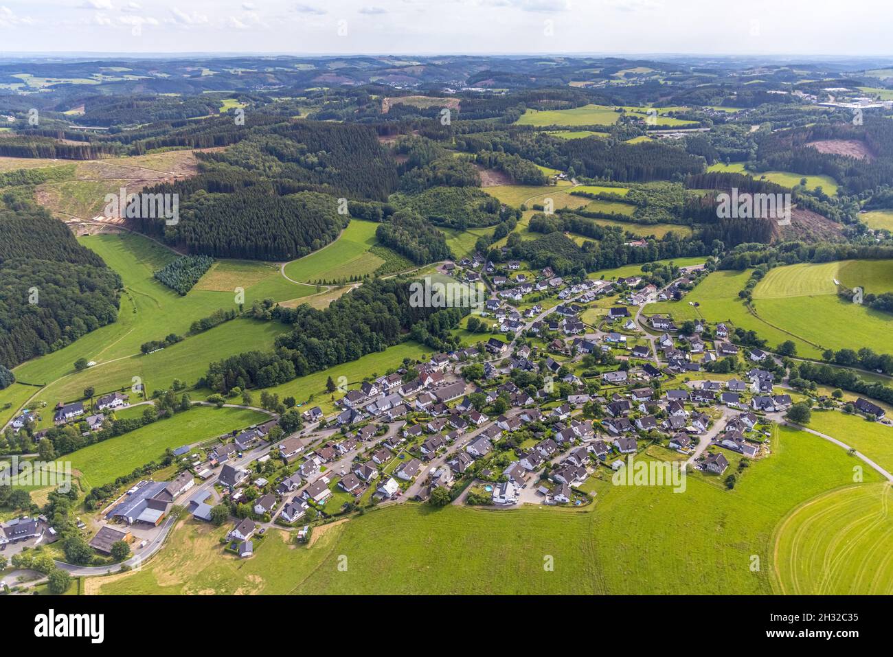 Luftaufnahme, Dorfansicht Schreibershof, Drolshagen, Sauerland, Nordrhein-Westfalen, Deutschland, DE, Europa, Grundsteuer, hügelige Landschaft, Echte Estarte Stockfoto