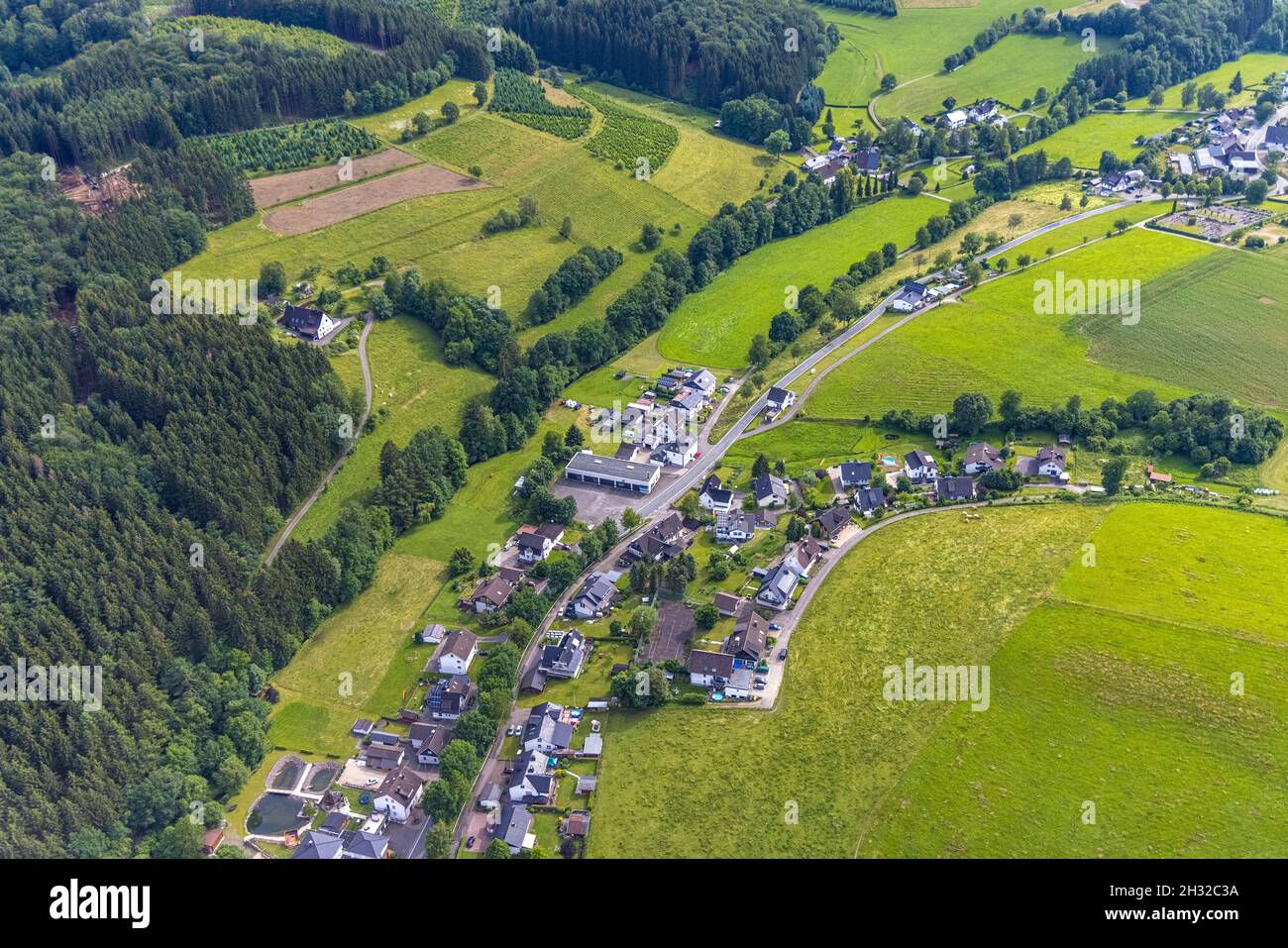 Luftaufnahme, Seestraße und Ortsansicht Herpel, Drolshagen, Sauerland, Nordrhein-Westfalen, Deutschland, DE, Europa, Luftaufnahmen, Luftaufnahmen, CI Stockfoto