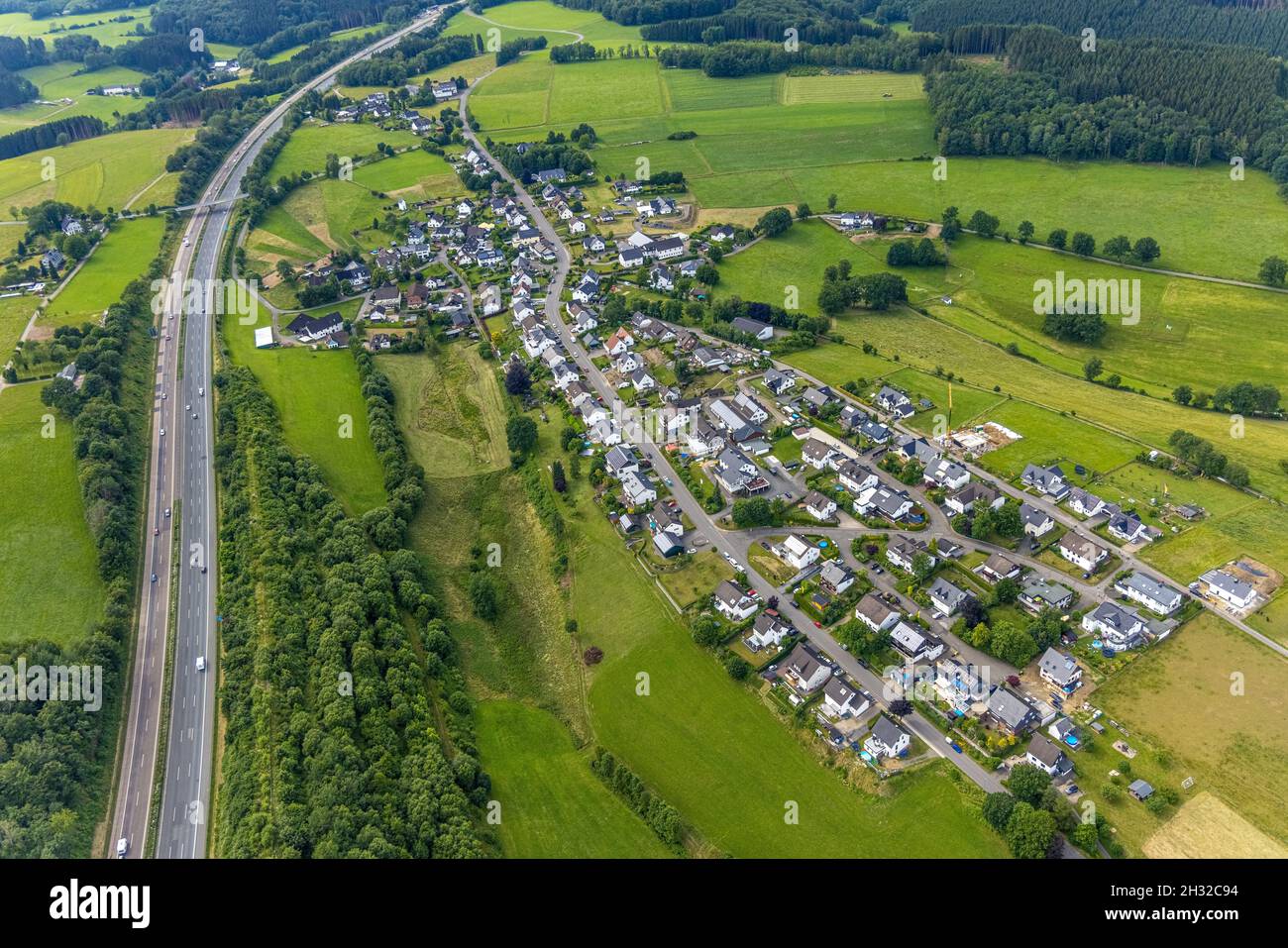 Luftaufnahme, Autobahn A45 und Stadtansicht Frenkhausen, Drolshagen, Sauerland, Nordrhein-Westfalen, Deutschland, Autobahn, DE, Europa, Fernsicht, Prope Stockfoto