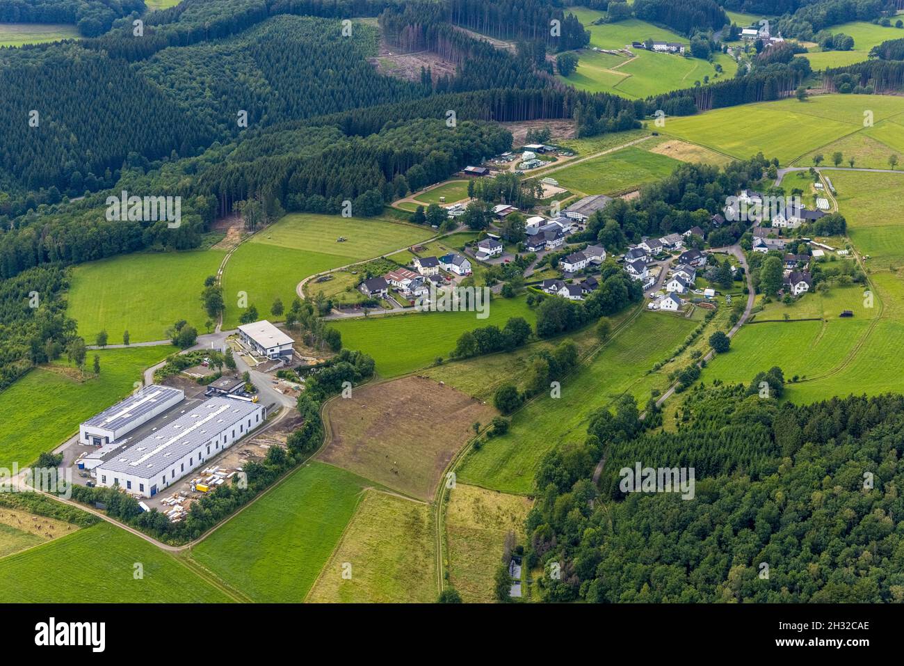 Luftaufnahme, Betriebsgelände HÄNER Baumaschinen und Ortsansicht Öhringhausen, Frenkhausen, Drolshagen, Sauerland, Nordrhein-Westfalen, Deutschland, DE, Stockfoto