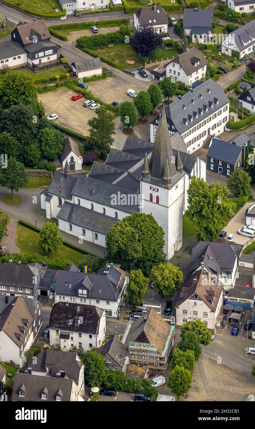 Luftaufnahme, Pfarrkirche St. Clemens, altes Kloster, ehemalige Zisterzienserabtei, Häuser Stadtbauamt und Musikschule, Drolshagen, Sauerla Stockfoto
