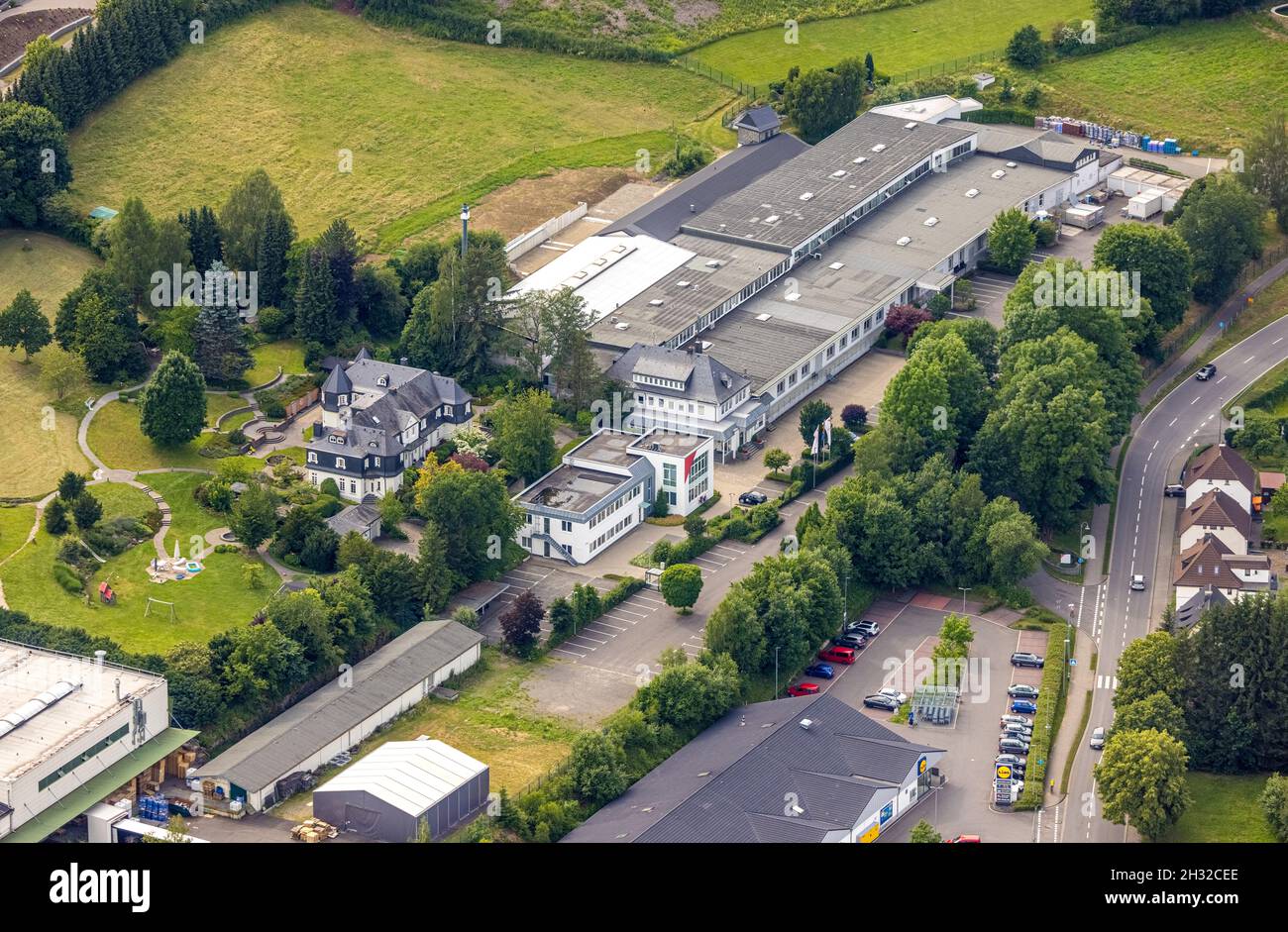 Luftaufnahme, Firmengelände KRAH Unternehmensgruppe mit angrenzender Villa, Drolshagen, Sauerland, Nordrhein-Westfalen, Deutschland, DE, Europa, Commer Stockfoto