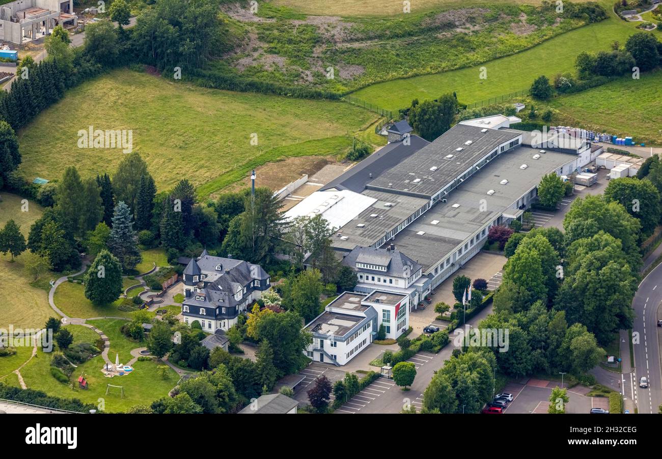 Luftaufnahme, Firmengelände KRAH Unternehmensgruppe mit angrenzender Villa, Drolshagen, Sauerland, Nordrhein-Westfalen, Deutschland, DE, Europa, Commer Stockfoto
