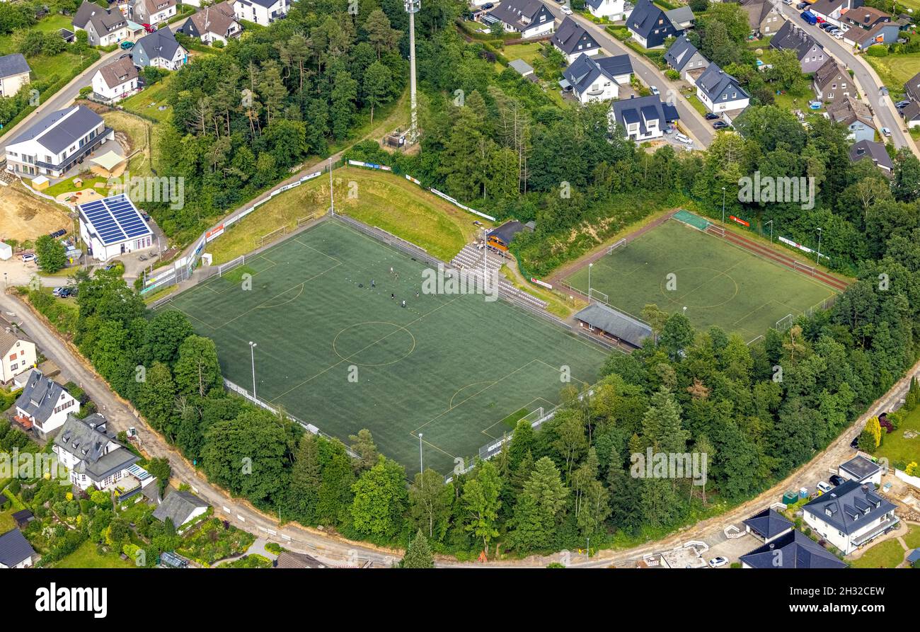 Luftaufnahme, Wohnsiedlung und Sportplatz am Buschfeld, Drolshagen, Sauerland, Nordrhein-Westfalen, Deutschland, DE, Europa, Fußballplatz, Eigentum Stockfoto
