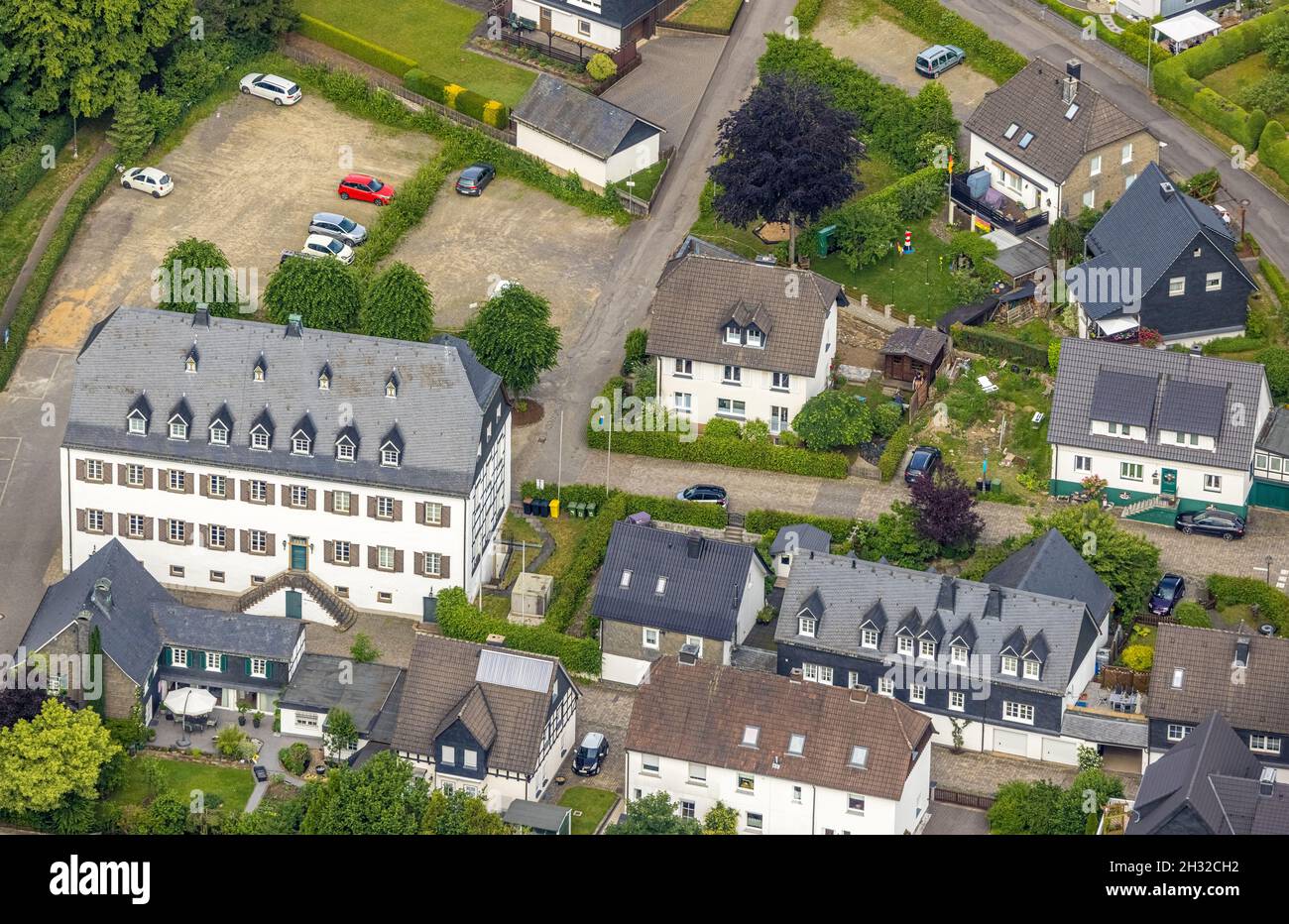 Luftaufnahme, Pfarrkirche St. Clemens, altes Kloster, ehemalige Zisterzienserabtei, Häuser Stadtbauamt und Musikschule, Drolshagen, Sauerla Stockfoto