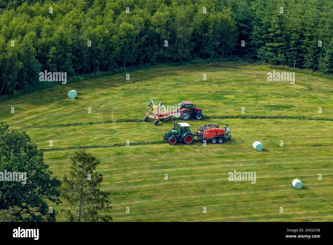 Luftaufnahme, Erntearbeit mit Traktor zwischen Benolpe und Husten, Drolshagen, Sauerland, Nordrhein-Westfalen, Deutschland, DE, Ernte, Europa, Luft Stockfoto