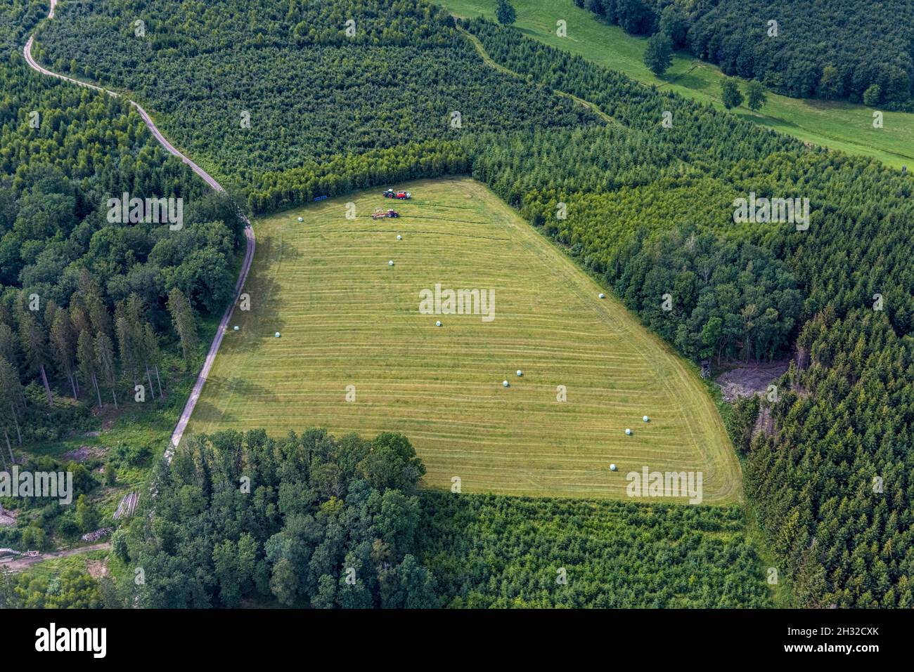 Luftaufnahme, Erntearbeit mit Traktor zwischen Benolpe und Husten, Drolshagen, Sauerland, Nordrhein-Westfalen, Deutschland, DE, Ernte, Europa, Luft Stockfoto