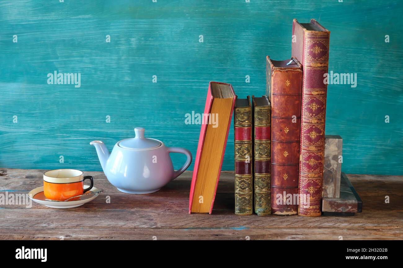 Reihe von Vintage-Büchern, Kaffeekocher und Tasse. Lesen, Literatur, Bildungskonzept. Stockfoto