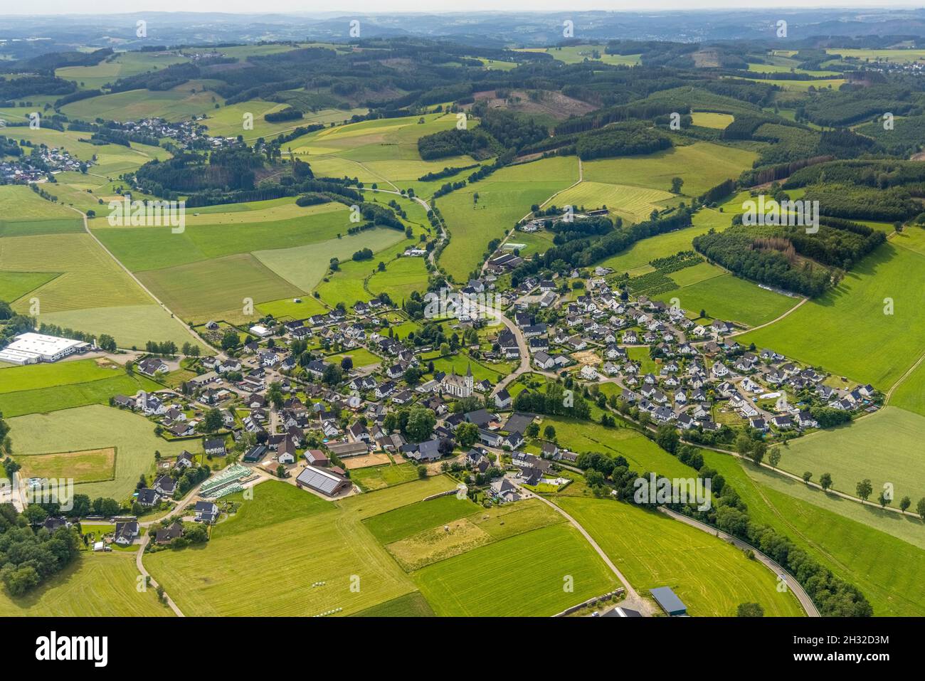 Luftaufnahme, Dorfansicht Iseringhausen, Drolshagen, Sauerland, Nordrhein-Westfalen, Deutschland, DE, Europa, Fernsicht, hügelige Landschaft, Antenne pho Stockfoto