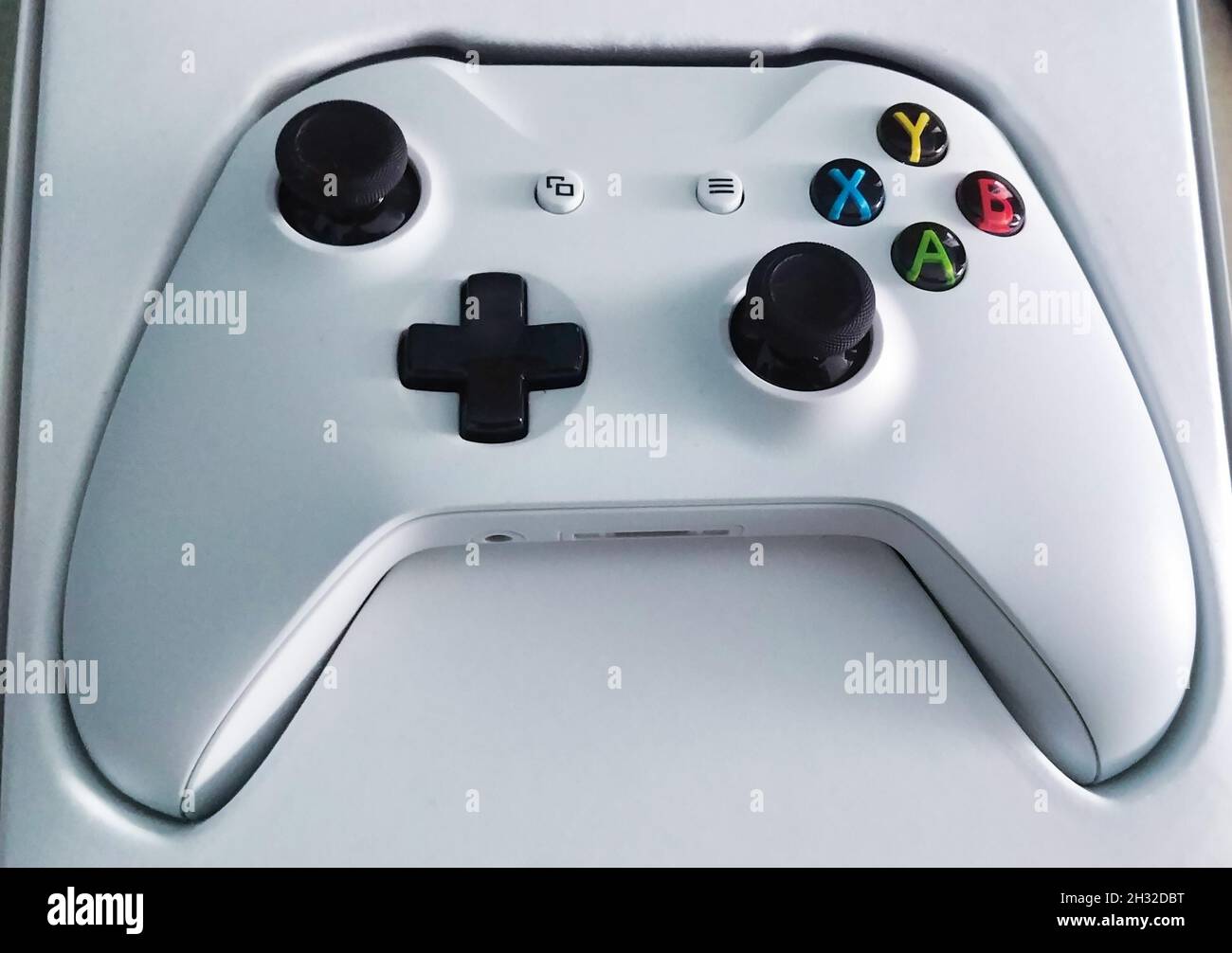 MALAGA, SPANIEN - 17. Jun 2020: Nahaufnahme eines weißen XBOX One Controllers im Jahr 2021 in Malaga, Spanien Stockfoto