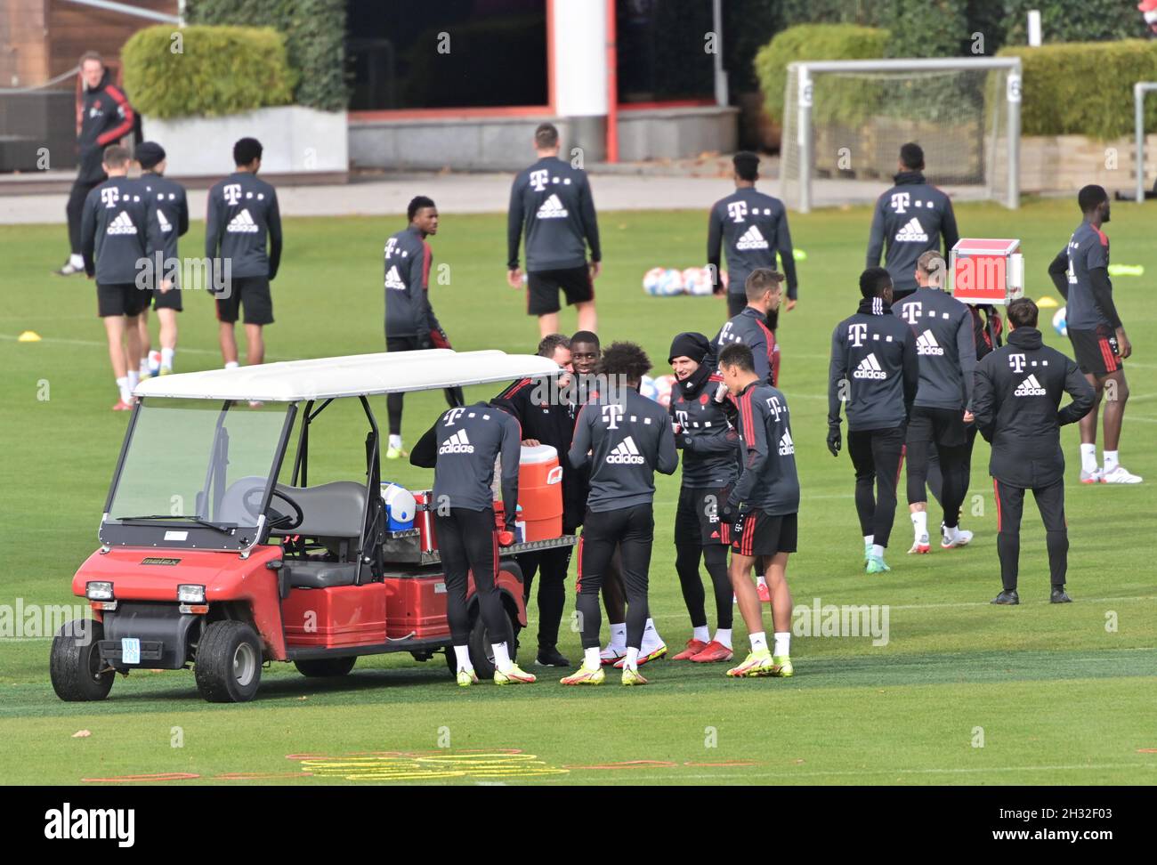 München, Deutschland. Oktober 2021. Die Spieler des FC Bayern München trainieren auf dem Vereinsgelände in der Säbener Straße. Kredit: Peter Kneffel/dpa/Alamy Live Nachrichten Stockfoto