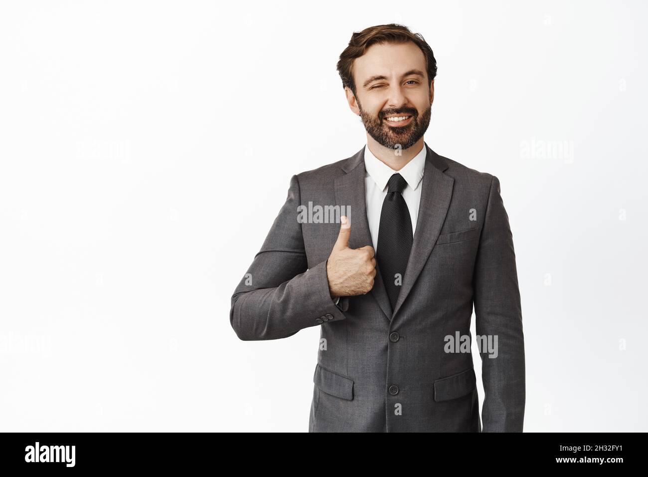 Geschäftsleute. Erfolgreicher männlicher Unternehmer, ceo-Manager zeigt Daumen nach oben, lächelt und zwinkelt, um den Kunden zu ermutigen, weißer Hintergrund Stockfoto