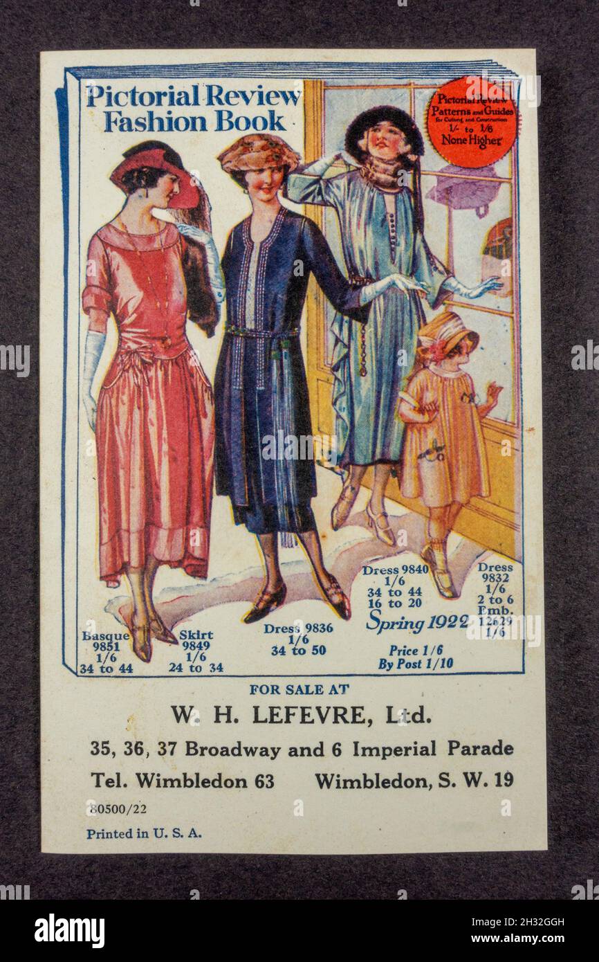 Ein malerisches Review Fashion Book (Replik aus dem Jahr 1920s), das Mode bei W.H Lefevre zeigt. Stockfoto