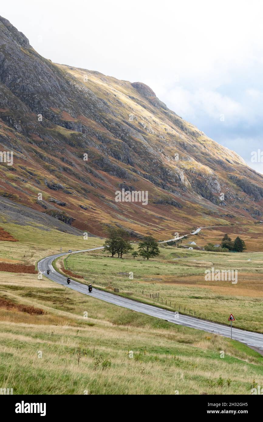 Drei Motorradfahrer auf der A82 durch Glen Coe, Schottland, Großbritannien Stockfoto