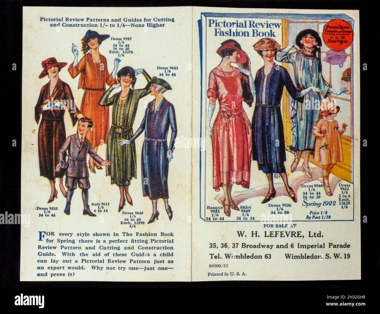 Ein malerisches Review Fashion Book (Replik aus dem Jahr 1920s), das Mode bei W.H Lefevre zeigt. Stockfoto
