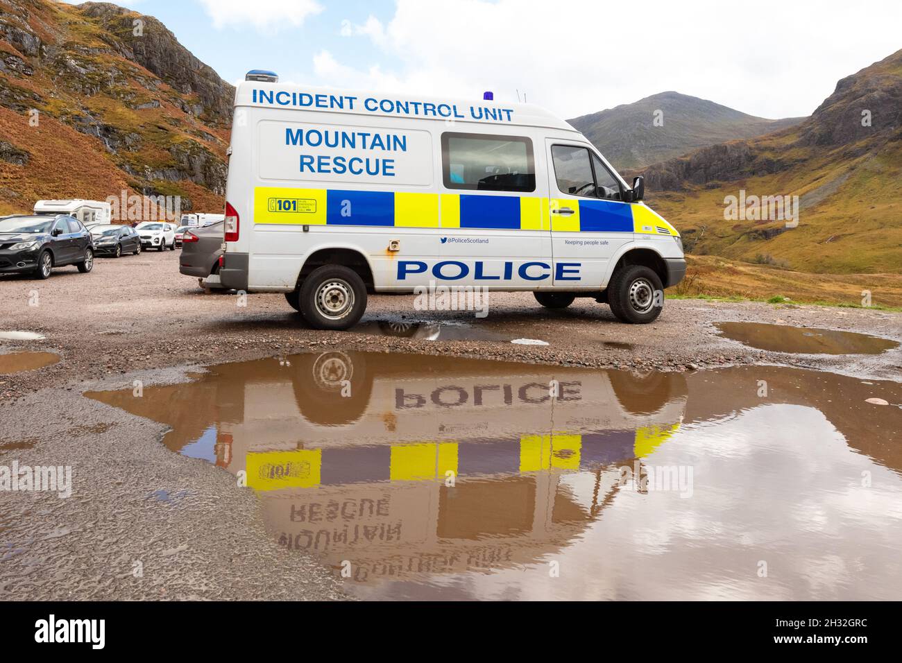 Polizeifahrzeug zur Überwachung von Zwischenfällen in den Bergen bei Three Sisters Viewpoint Glen Coe, Schottland, Großbritannien Stockfoto