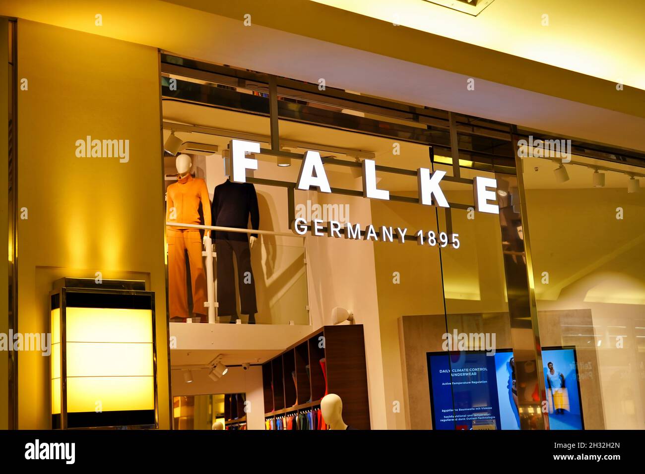 Außenansicht des deutschen Falke-Stores im Einkaufszentrum Schadow-Arkaden in Düsseldorf. Falke ist ein 1895 gegründetes deutsches Familienunternehmen für Strumpfwaren. Stockfoto
