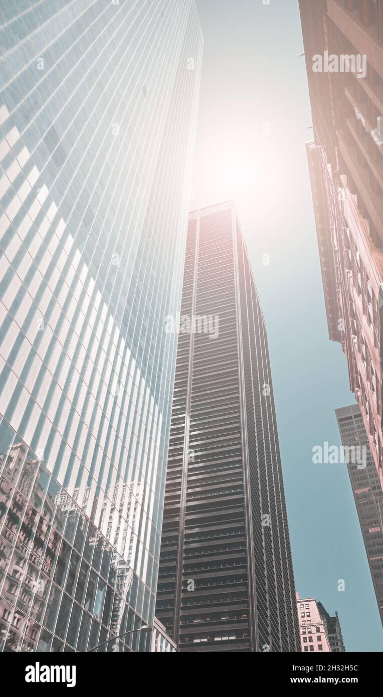 Blick auf New York Wolkenkratzer, Farbgebung angewendet, USA. Stockfoto