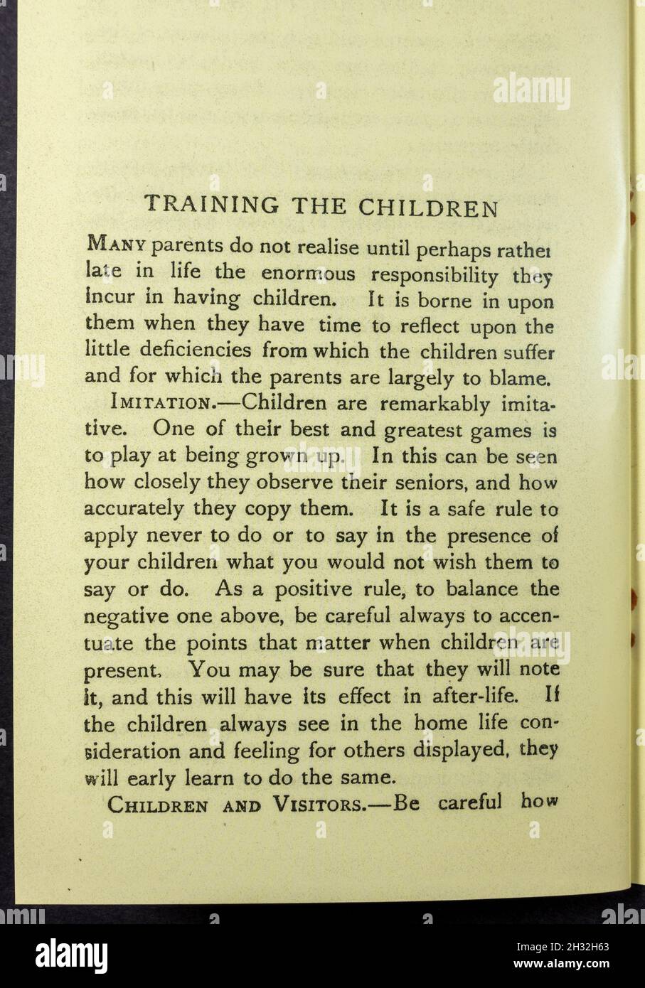 Kapitel über „die Kinder ausbildungen“ in der Broschüre „Etikette im Alltag“ der 20er Jahre (Nachbildung). Stockfoto