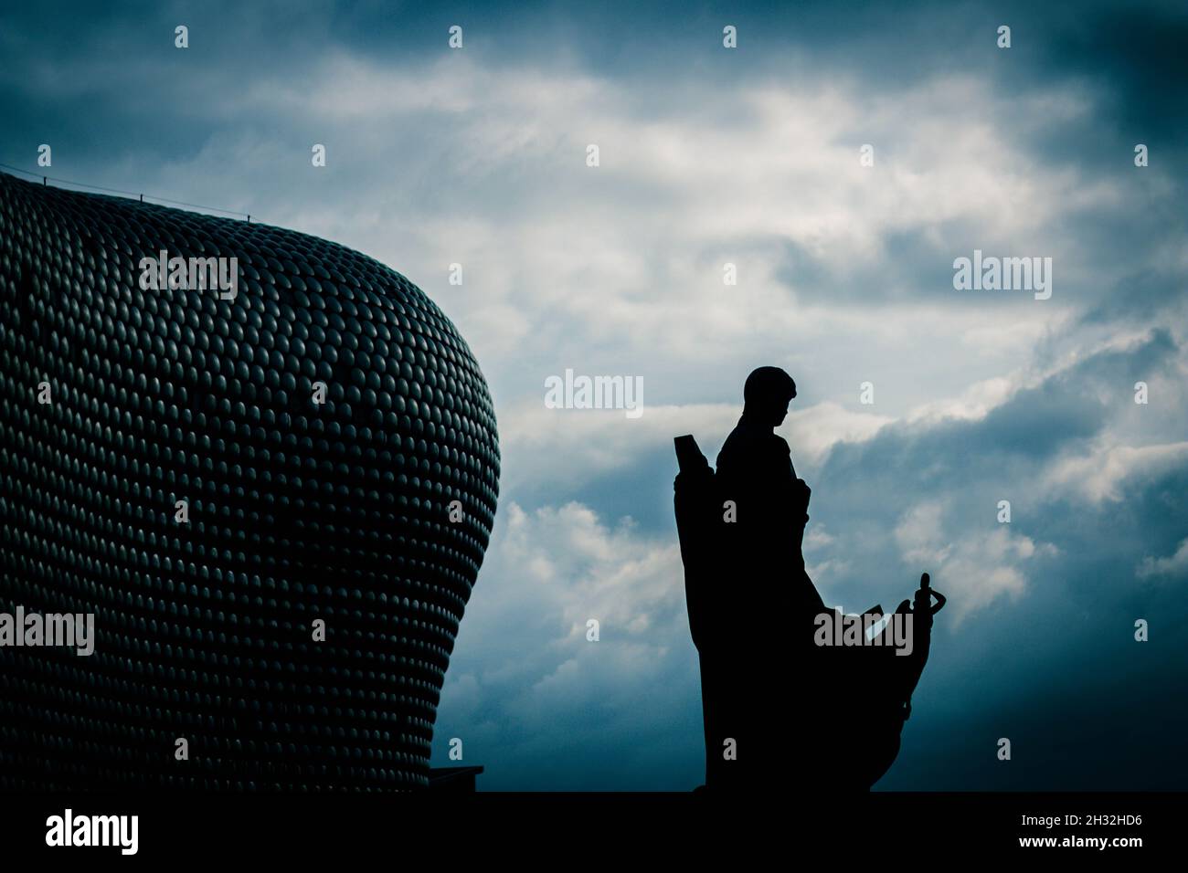 Statue und Selfridges Gebäude. Birmingham, Großbritannien. Stockfoto