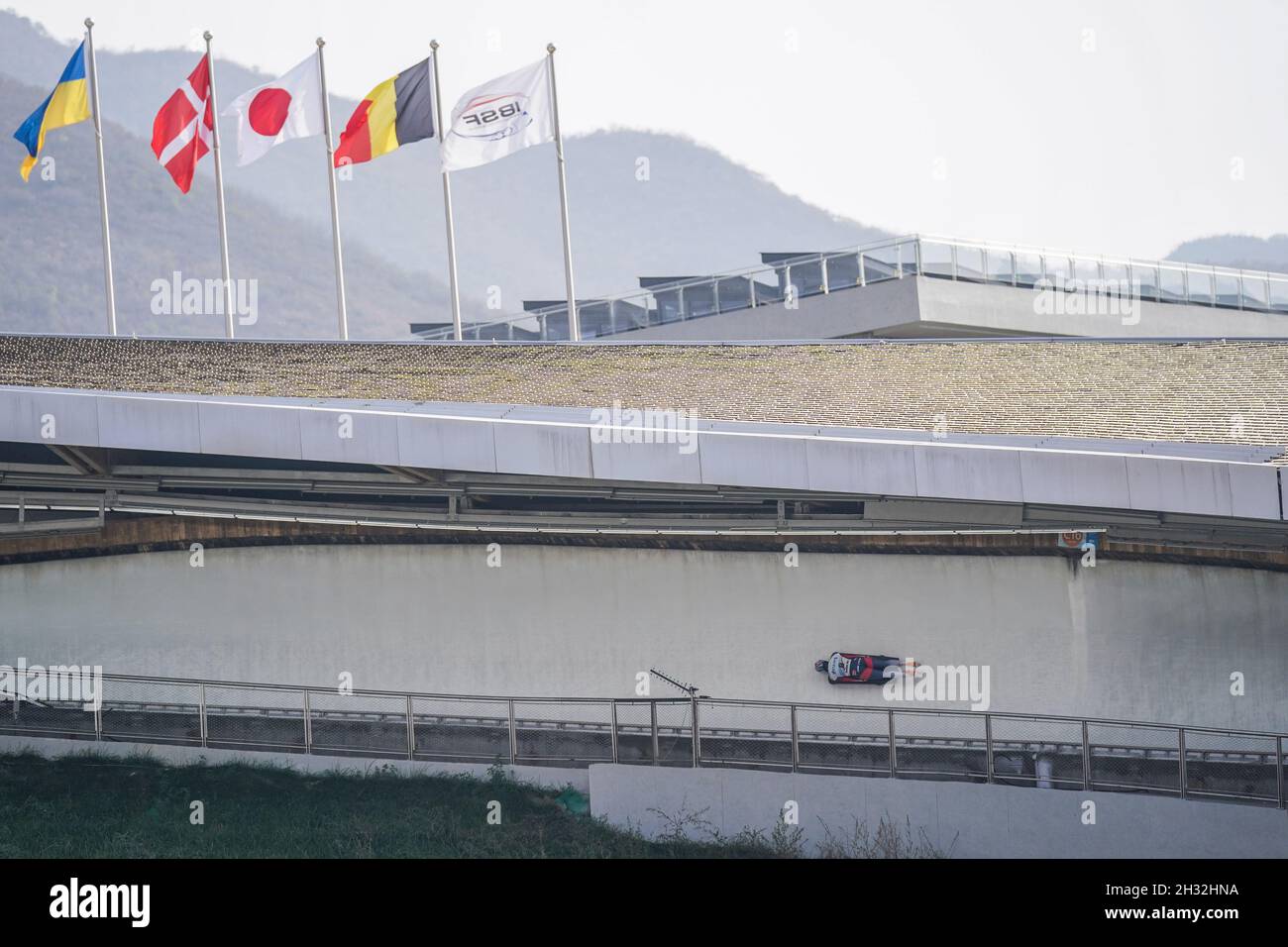 Peking, China. Oktober 2021. Laura Deas aus Großbritannien tritt bei einem Skelett-Test für Frauen für die Olympischen Winterspiele 2022 in Peking im National Sliding Center in der Yanqing Zone, Peking, Hauptstadt von China, am 25. Oktober 2021 an. Quelle: Peng Ziyang/Xinhua/Alamy Live News Stockfoto