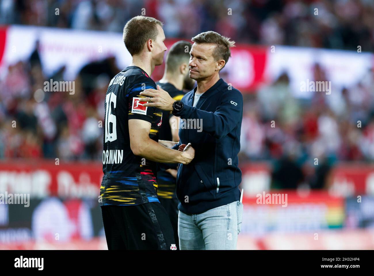 Kšln, RheinEnergieStadion, 18.09.21: Trainer Jesse Marsch (RB Leipzig) klinscht ab mit Lukas Klostermann (RB Leipzig) nach dem Spiel der 1.Bundesliga Stockfoto