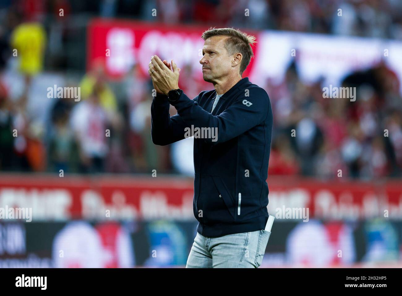 Kšln, RheinEnergieStadion, 18.09.21: Trainer Jesse Marsch (RB Leipzig) klatschend in Richtung Zuschauer nach dem Spiel der 1.Bundesliga 1.FC Kšln vs Stockfoto